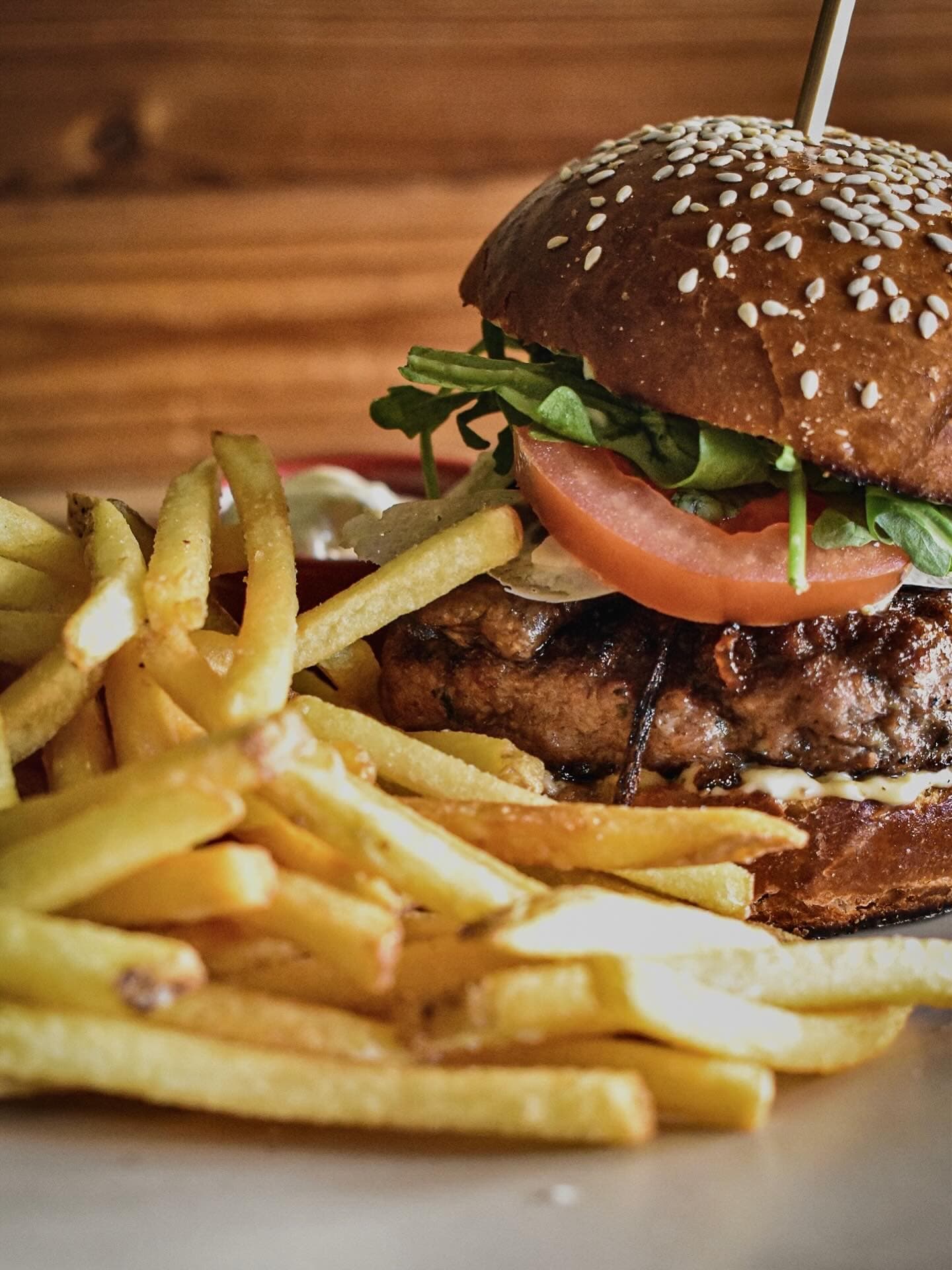 King Artesão burger with fries
